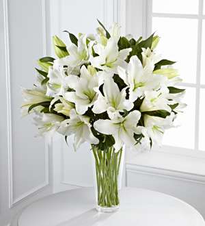 El FTD ® Light In Your Honor ™ Bouquet