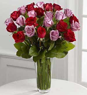 El FTD ® Red y Lavender Rose Bouquet